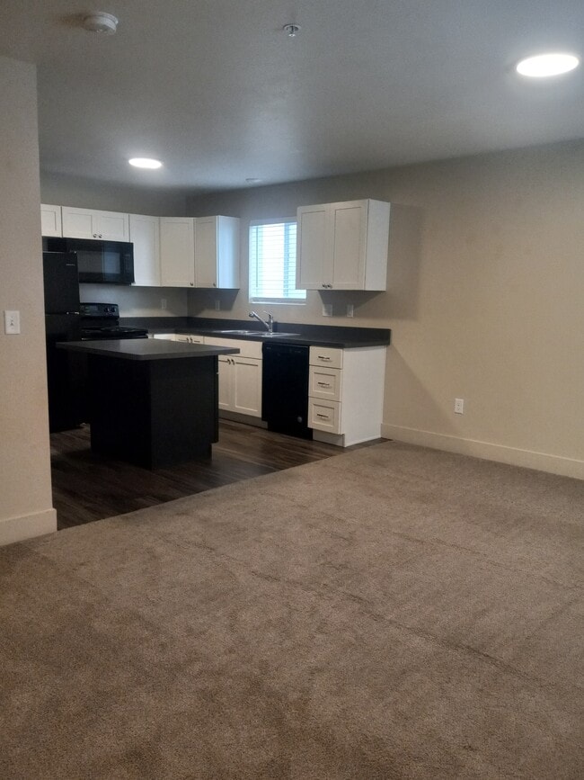 Building Photo - 310 Ella Ln