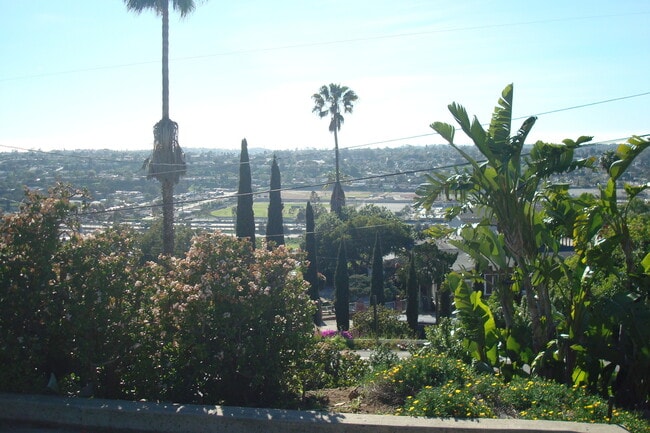 Building Photo - Great home with views of Sweetwater and Spring Valley mountains