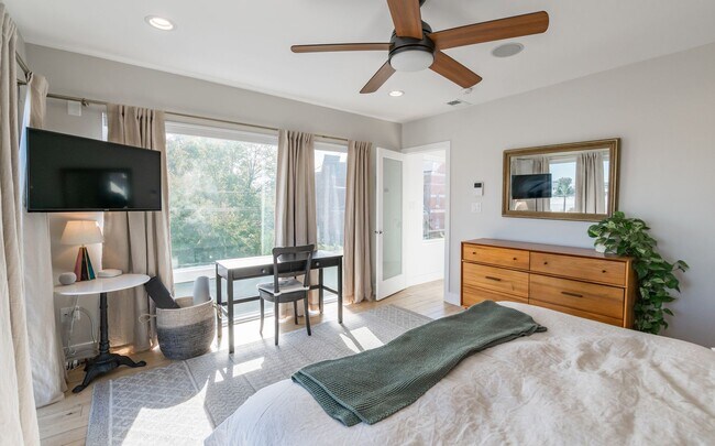 Building Photo - Three Bed Olde Kensington Home