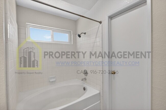 Building Photo - Spacious 3-Bedroom Retreat with 2.5 Baths in Prime Elk Grove Location