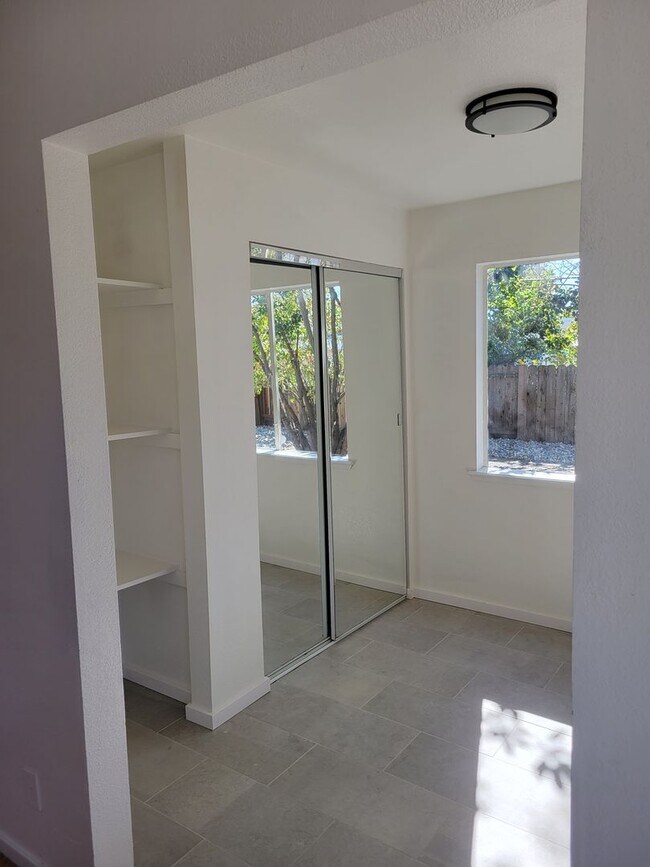 Building Photo - AVAILABLE NOW! 3 BEDROOM/2 BATH IN FAIRFIELD