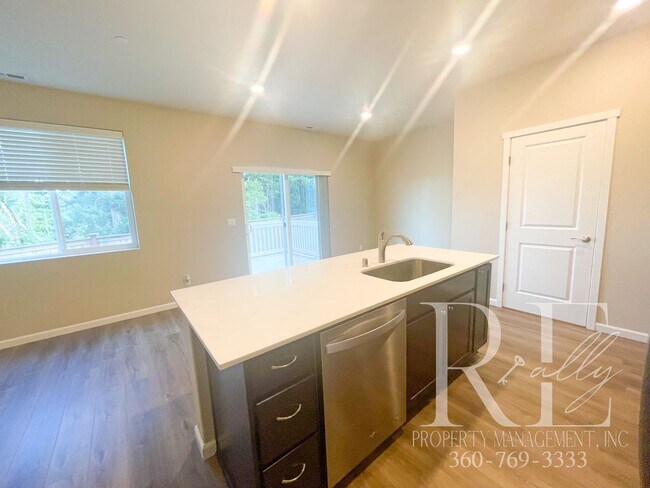 Building Photo - Spacious 4 Bedroom In Prime Location!