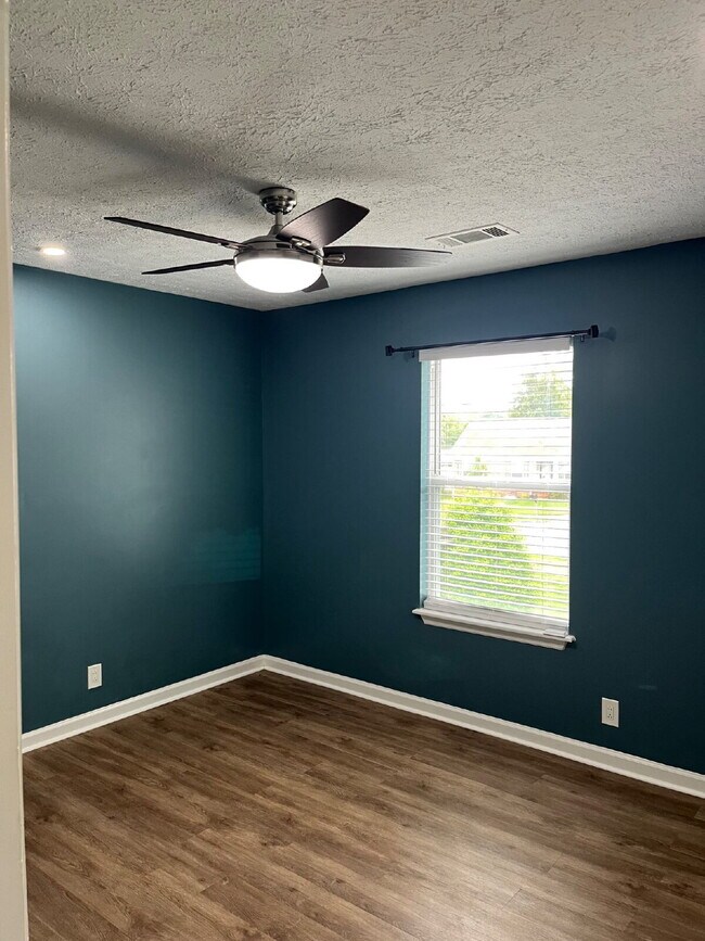 Building Photo - "Charming Franklin Retreat: 3-Bedroom Have...