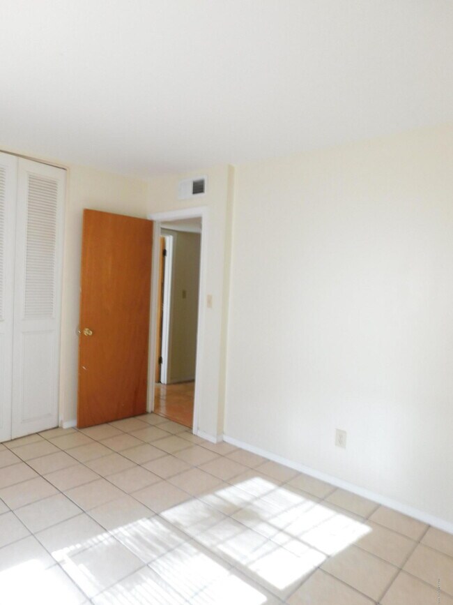 Building Photo - 155 E Colonial Ct