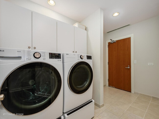 Building Photo - 1335 S Prairie Ave