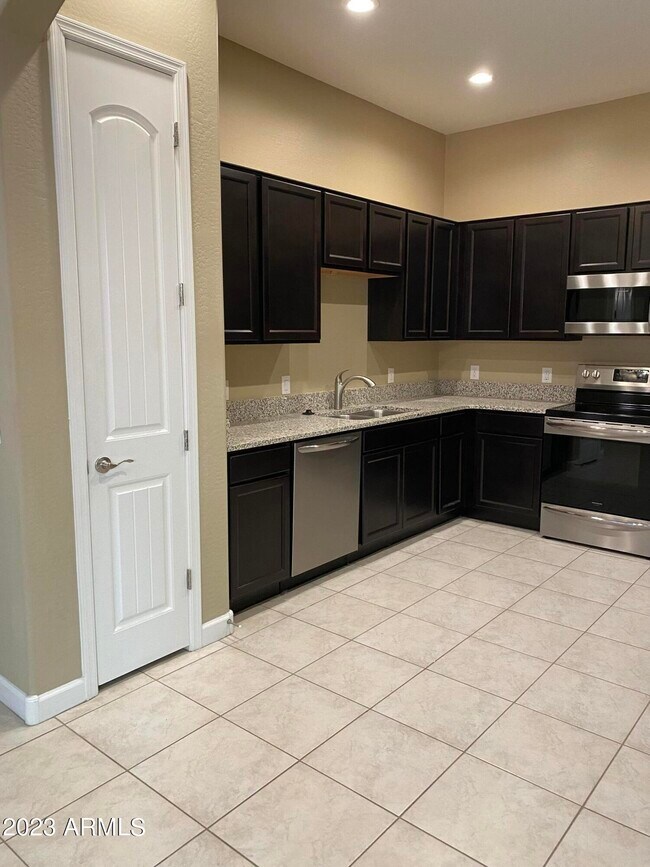 Building Photo - 1367 S Country Club Dr