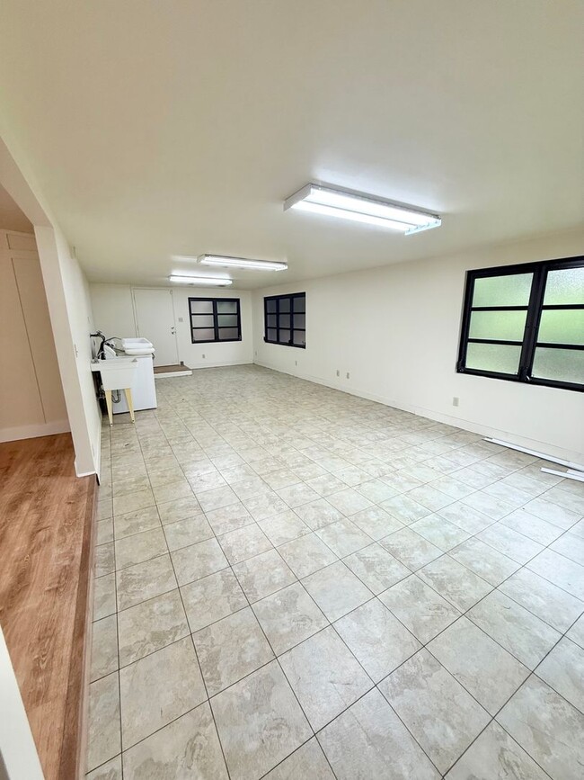 Building Photo - Spacious 3/2 in Club View Estates