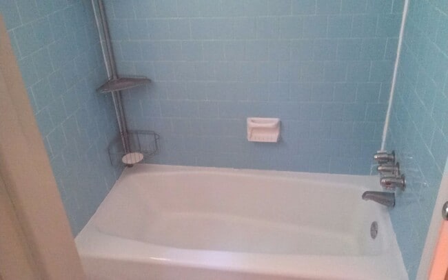 Building Photo - 3 bedroom 2 bath Tri-level Home In western...