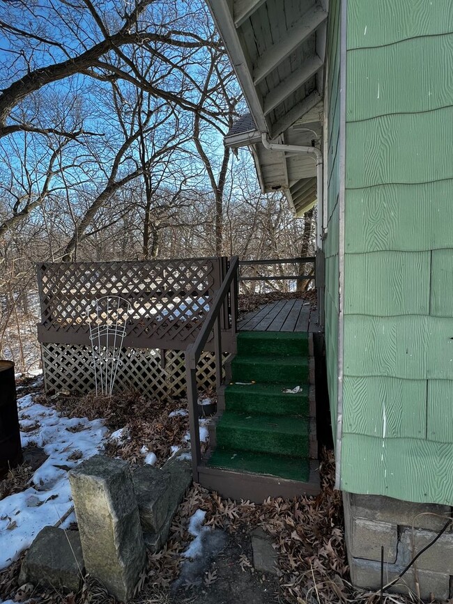 Building Photo - 2 bedroom 1 bath home in Rock Island