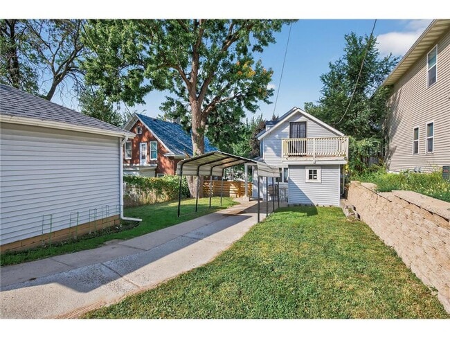 Building Photo - 884 Westminster St