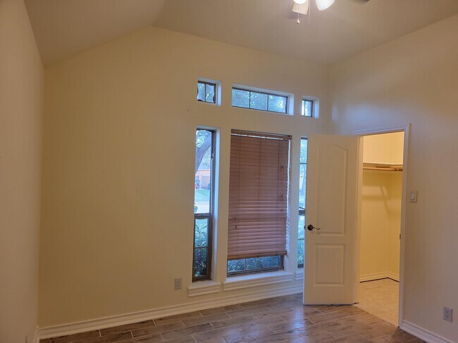 Building Photo - 3814 Crestwind Dr