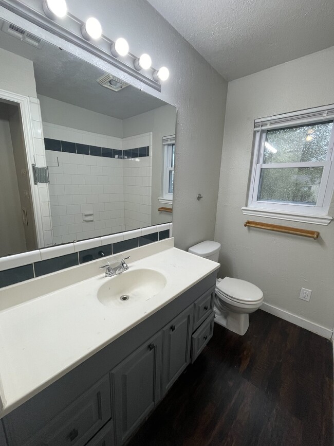 Building Photo - 2 Bed, 1 Bath Home