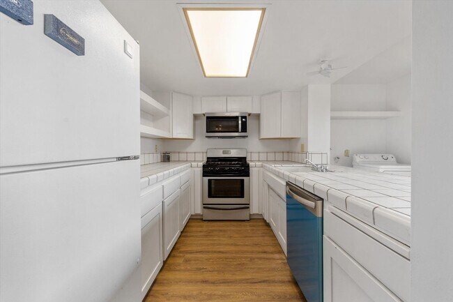 Building Photo - Spacious Condo Near Bakersfield College – Prime Location!