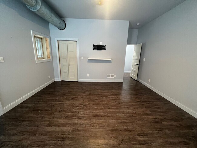 Building Photo - Historic Loft apartment