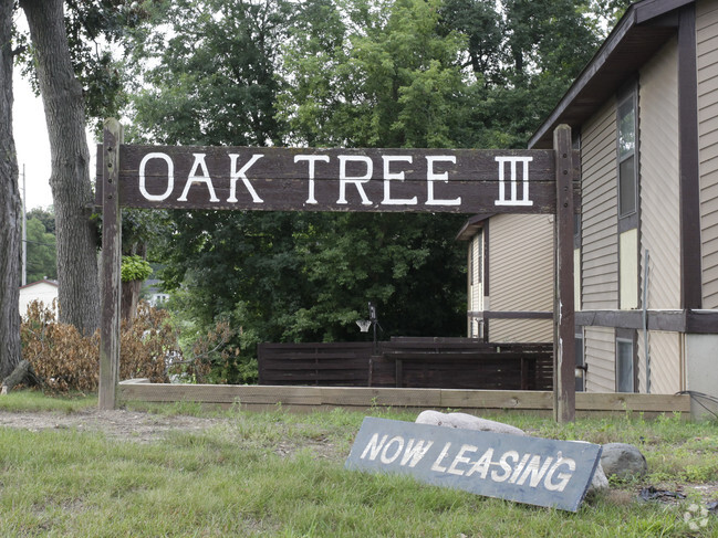 Building Photo - Oak Tree III