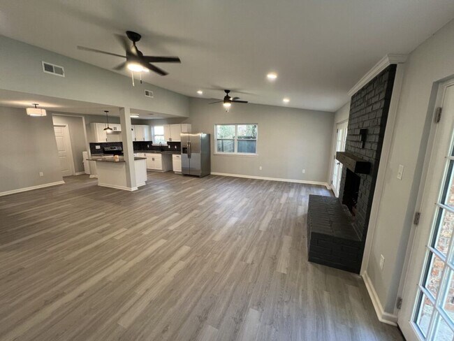 Building Photo - Beautifully Renovated 3BR Home in a Quiet Baton Rouge Neighborhood