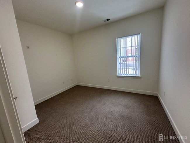 Building Photo - 88 Roosevelt Ave