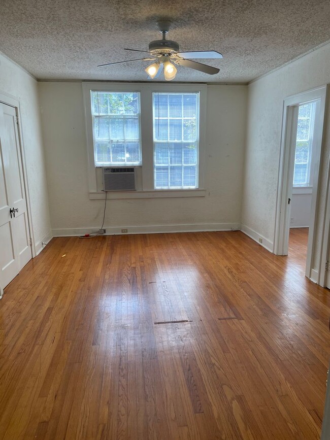Building Photo - 1BD/1BA Apartment Uptown on Mardi Gras Parade Route