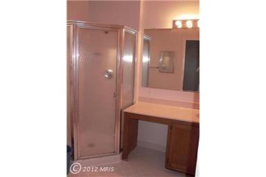 Building Photo - Spacious townhouse, walk to METRO, pool, parking, all you could want!