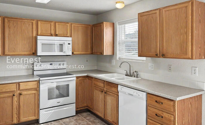 Building Photo - 451 Stardust Ct