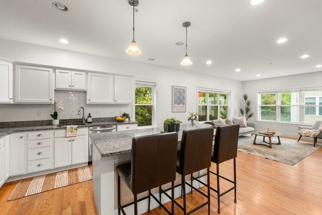 Building Photo - 865 Lagrange St