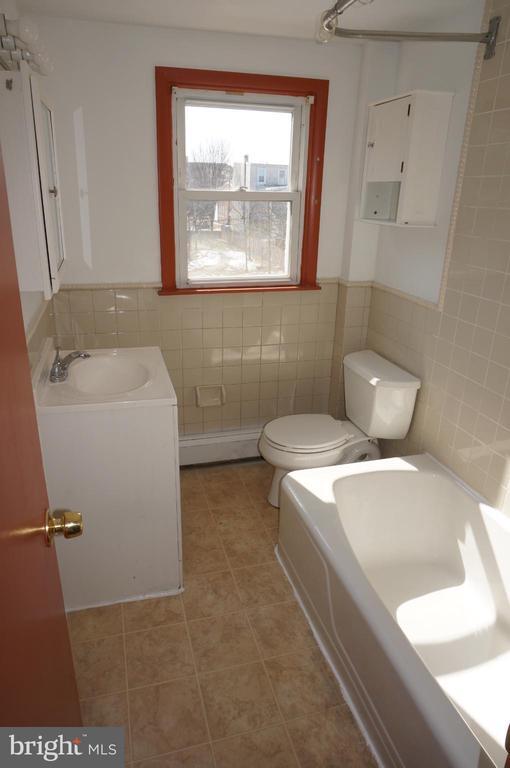 Building Photo - 250 E Chestnut St