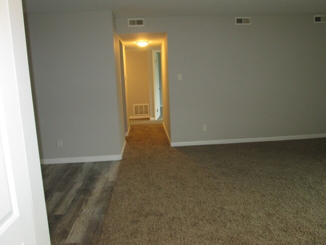 Building Photo - 800 Brook Dr