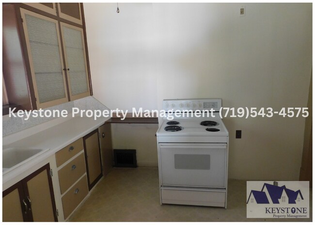 Building Photo - Freshly Painted Home - 2 Bedrooms/1 Bath/ ...