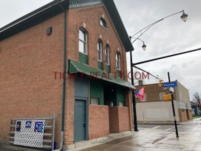 Building Photo - 1006 S Plymouth Ave