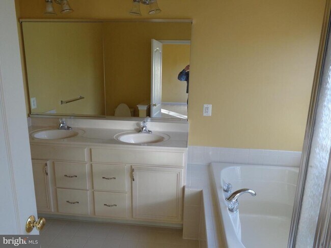 Building Photo - 15839 Fourmile Creek Ct
