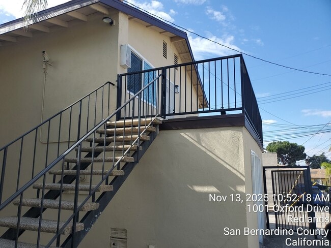 Building Photo - 3BD/2BA APARTMENT - UPSTAIRS UNIT