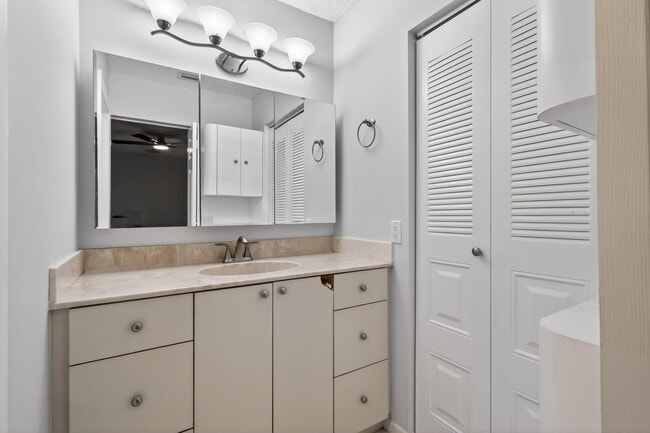 Building Photo - 870 NW 32nd Ave