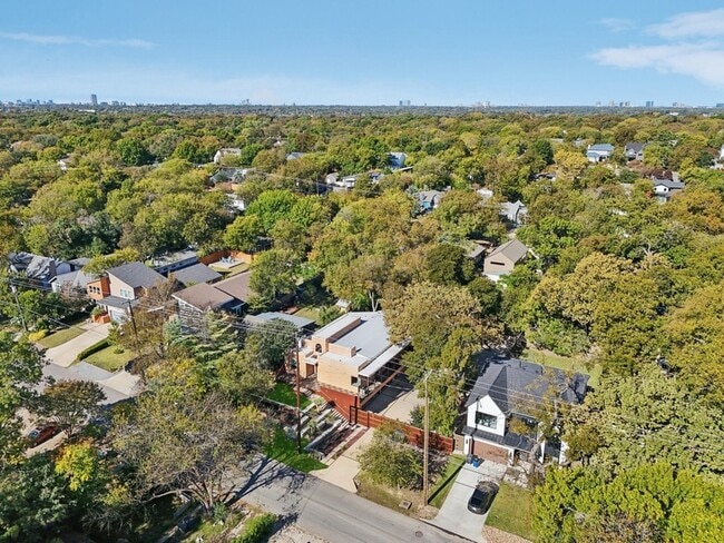 Building Photo - 8635 San Leandro Dr