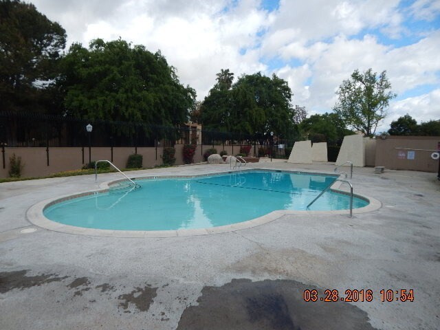 Building Photo - Riverside - GATED 3 Bedroom Condo in Sprin...