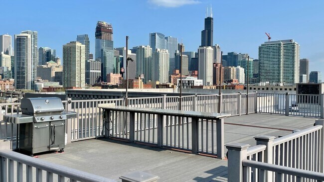 Building Photo - 680 N Green St