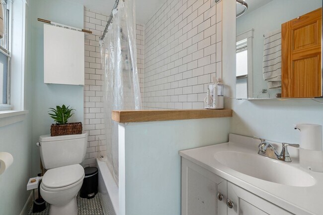 Building Photo - 32 Richardson St