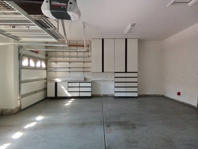 Building Photo - Gated: Single Story Heritage Oaks 3 Bedroom Plus Office/Den 3 Car Garage with lots of built in fo...