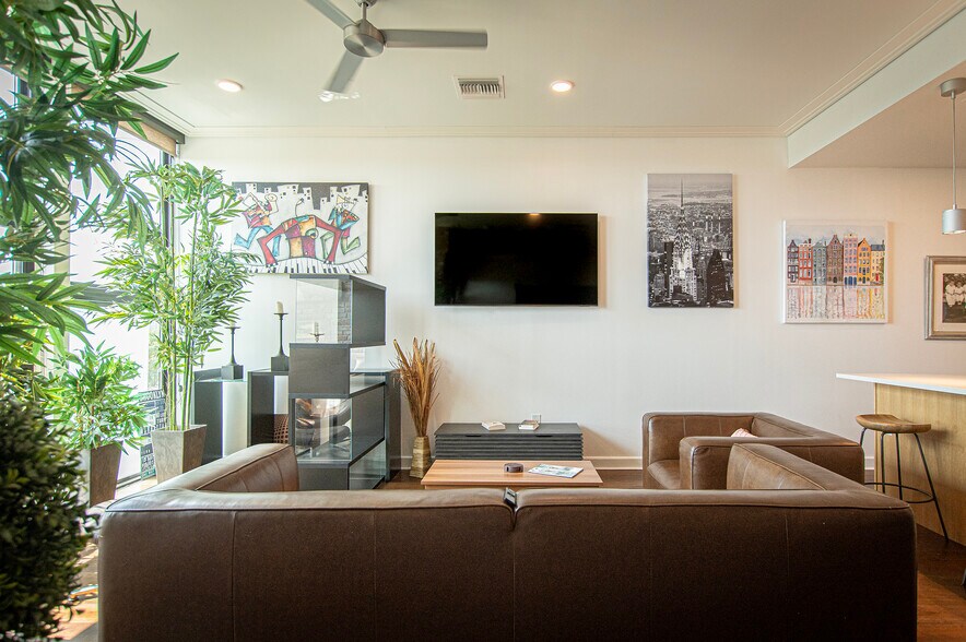 Chill & Choose - 1322 E 12th St