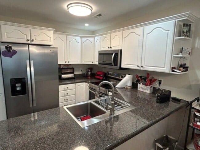 Building Photo - 3 Bedroom 3 Bathrooms