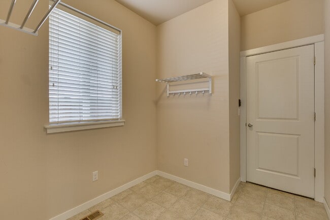 Building Photo - Luxury Home in Kenmore / Bothell!