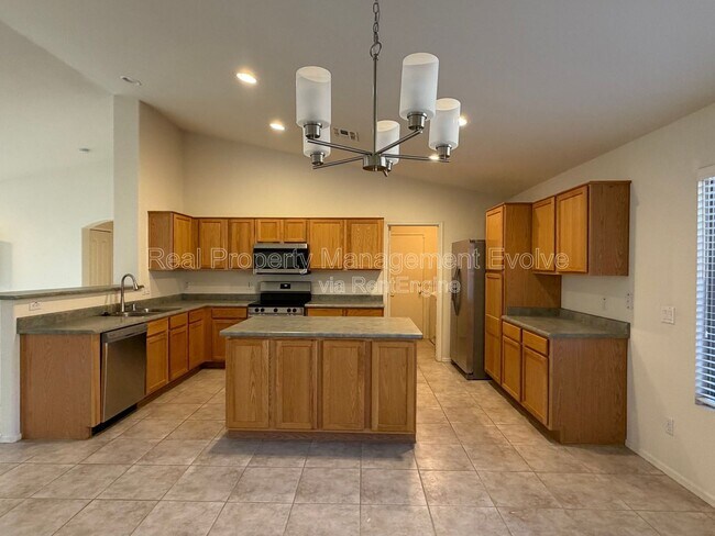 Building Photo - 15847 W Saguaro Ln