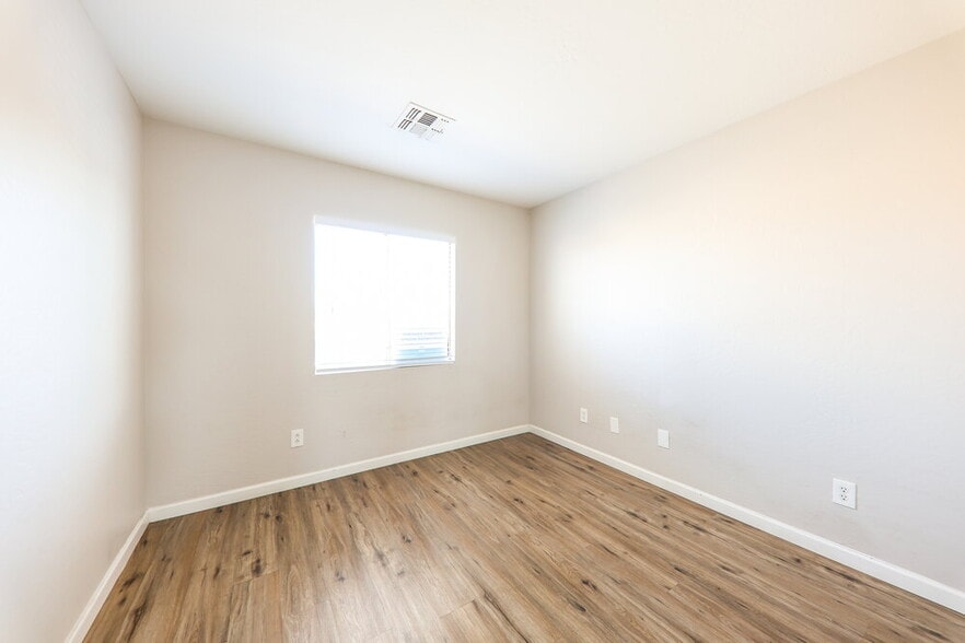 Building Photo - 12329 W Windrose Dr