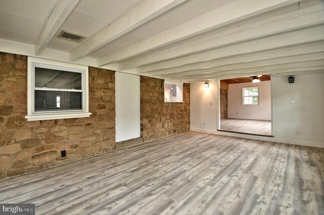 Building Photo - 205 Maple Ave