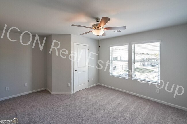 Building Photo - 124 Village Green Dr