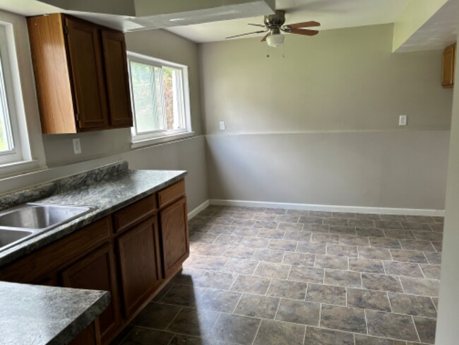 Building Photo - 1398 E Juliah Ave