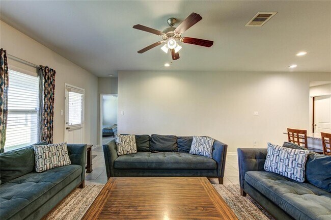 Building Photo - 9011 Hemlock Dr