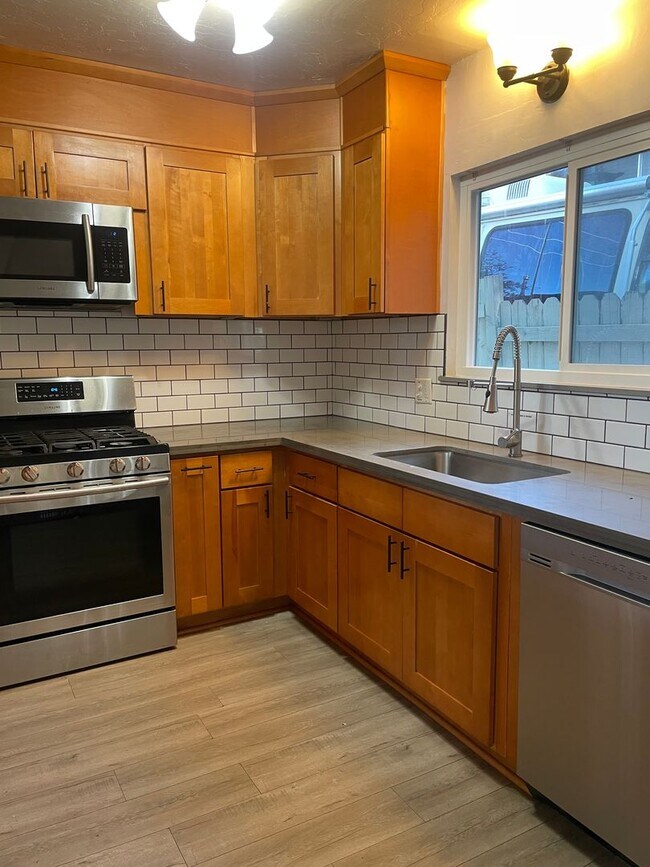 Building Photo - Minutes from Lake Arrowhead!