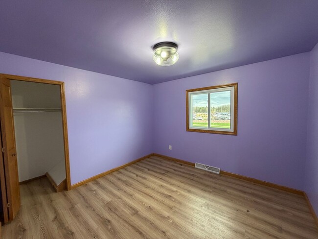 Building Photo - 5 Bed 2 Bath Single Family Home in Marshfield