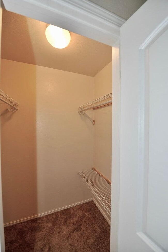 Building Photo - 3 bed 2 bath rancher duplex (stainless appliances & granite counters)