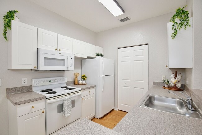 Building Photo - Crescent Place 26-100